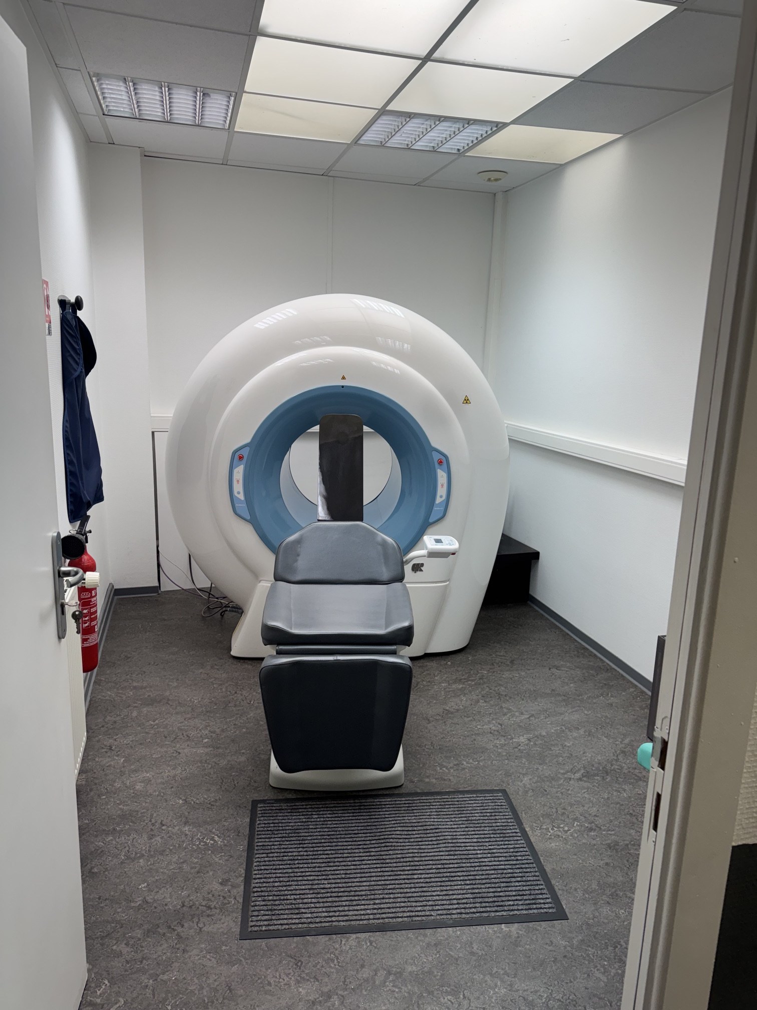 Scanner 3D cone beam (CBCT) du cabinet, patient confortablement allongé